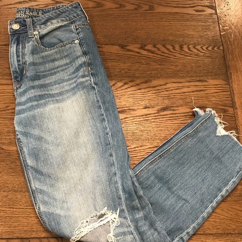 American Eagle Tomgirl  distressed jean
